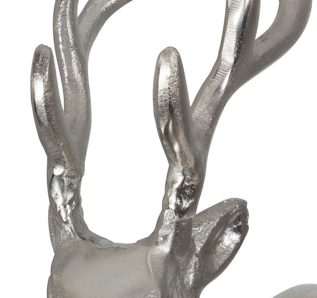 Poro jalustalla, hahmon korkeus n. 46cm, alumiini